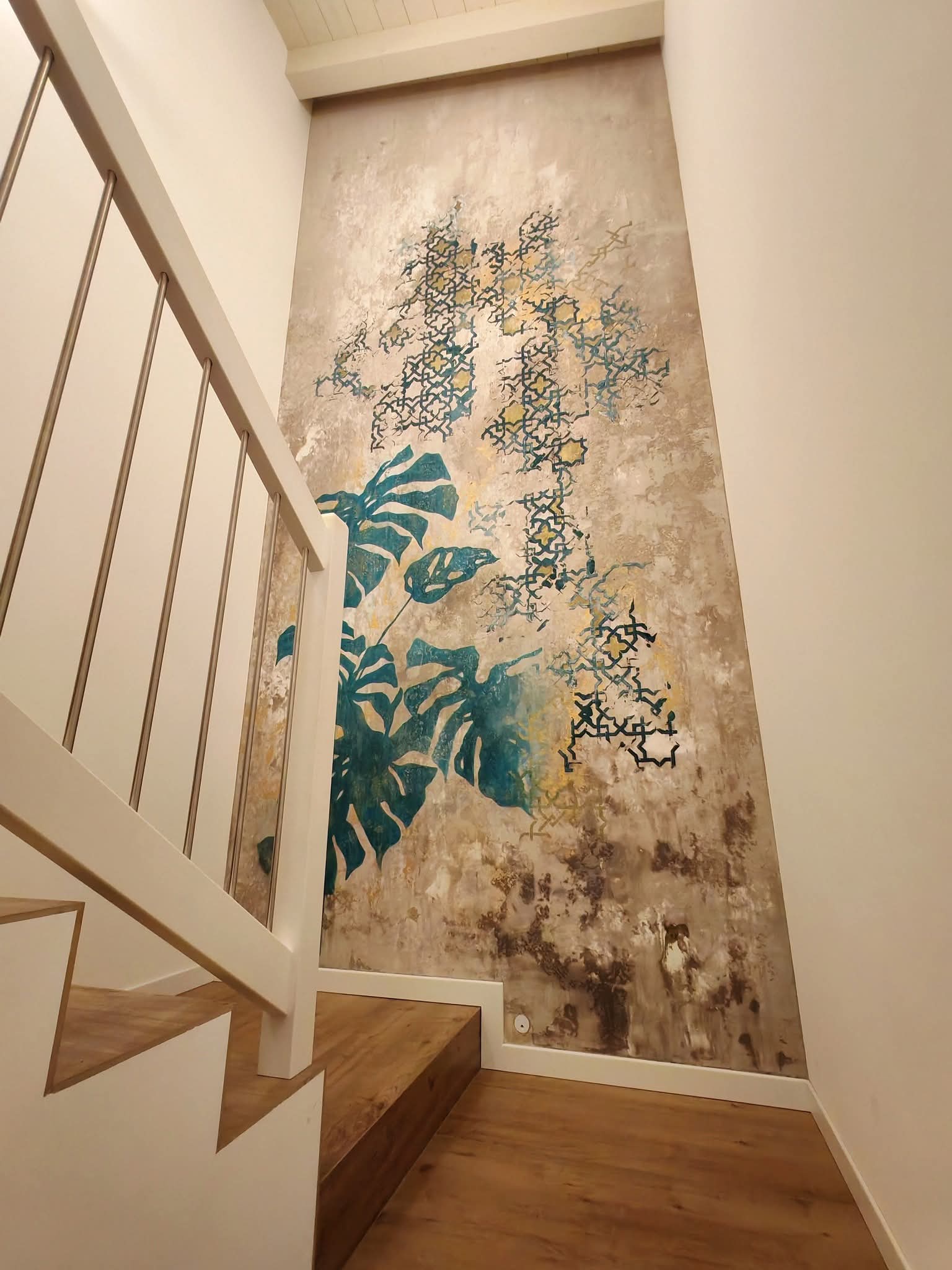 Plantilla stencil geométrico-floral aplicada en pared con resultado decorativo