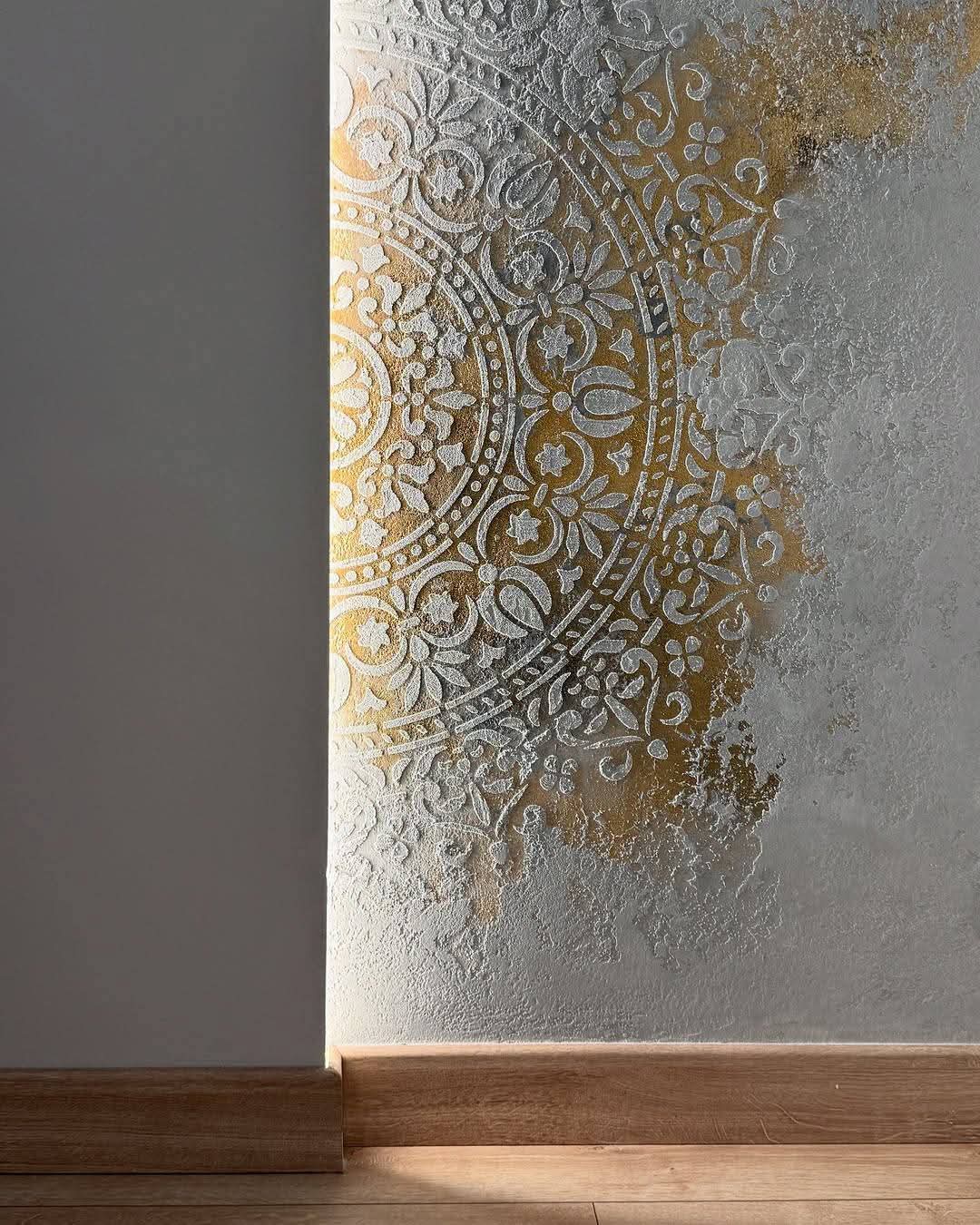 Detalle del material mylar de una plantilla stencil cortada con precisión