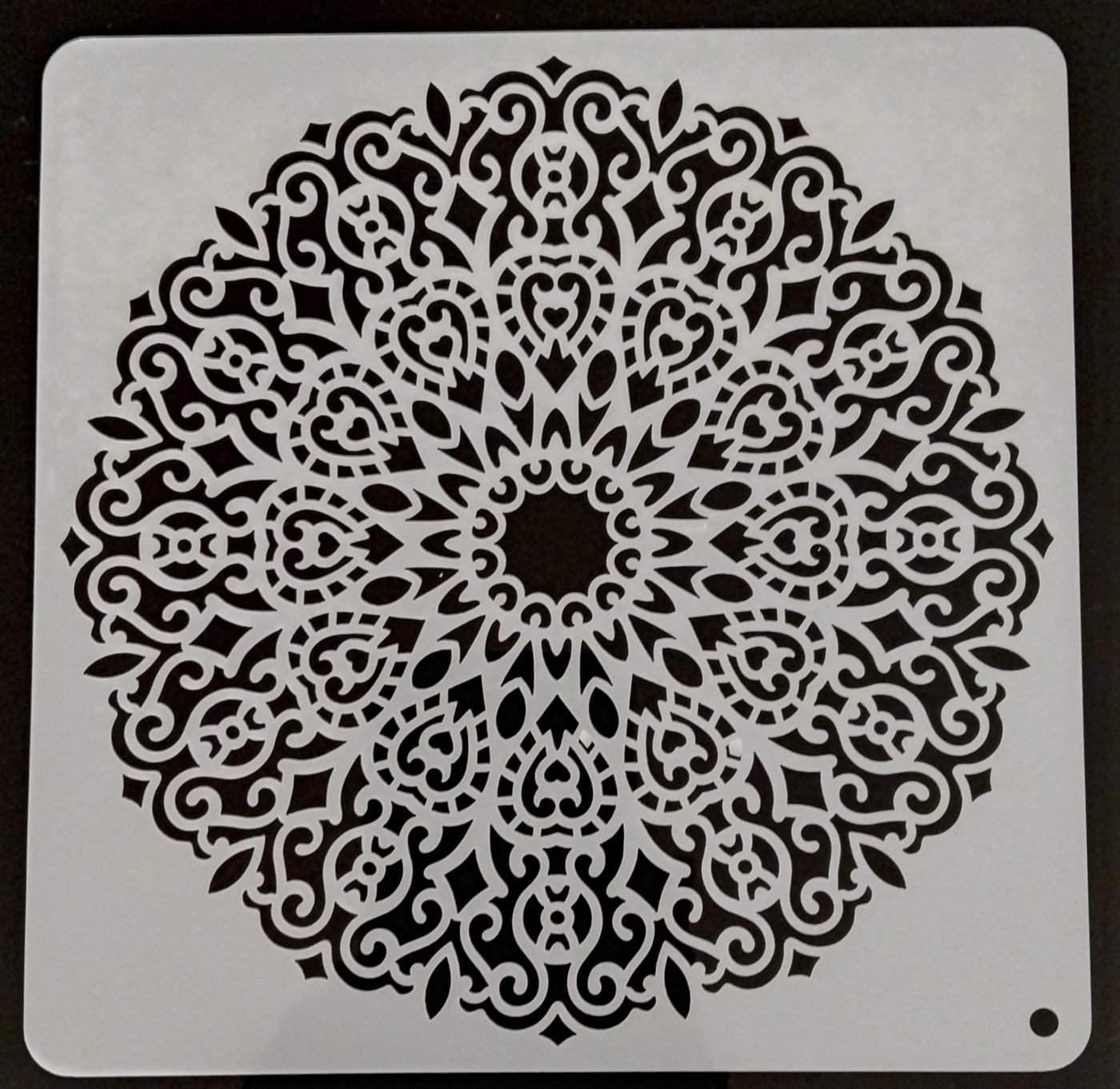Stencil barroco elegante aplicado en pared